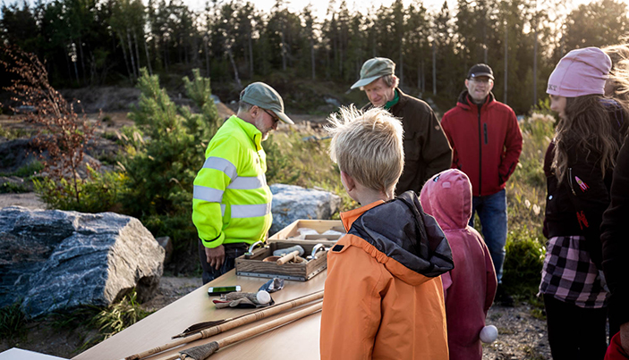 Familjevisning utgrävning i Rikstens friluftsstad