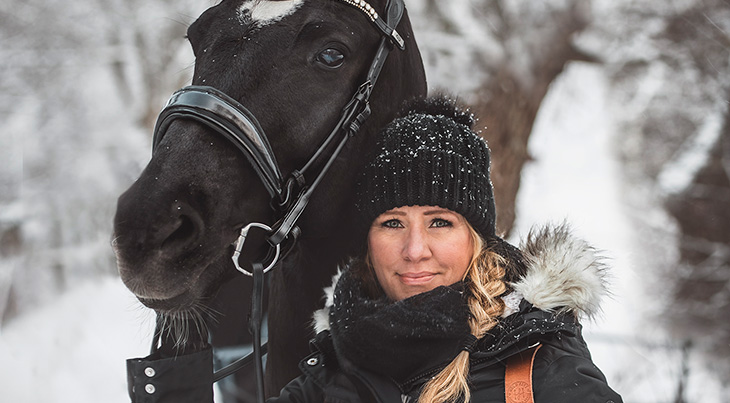 portratt fotograf anna jarlhall med hast beskuren webb